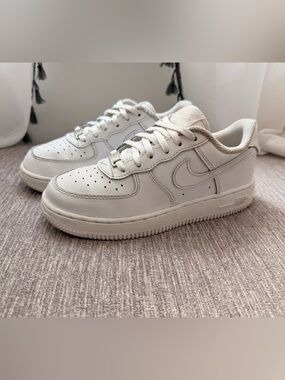 Nike Air Force One- Kids White Low-Top Sneakers with Swoosh size 2